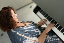 andrea-dutra-lanca-em-novembro-‘entre-nos’,-album-autoral-feito-com-pianistas