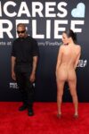 existe-codigo-de-vestimenta-no-grammy?-questionamento-surgiu-apos-bianca-censori,-mulher-de-kanye-west,-aparecer-nua-na-premiacao